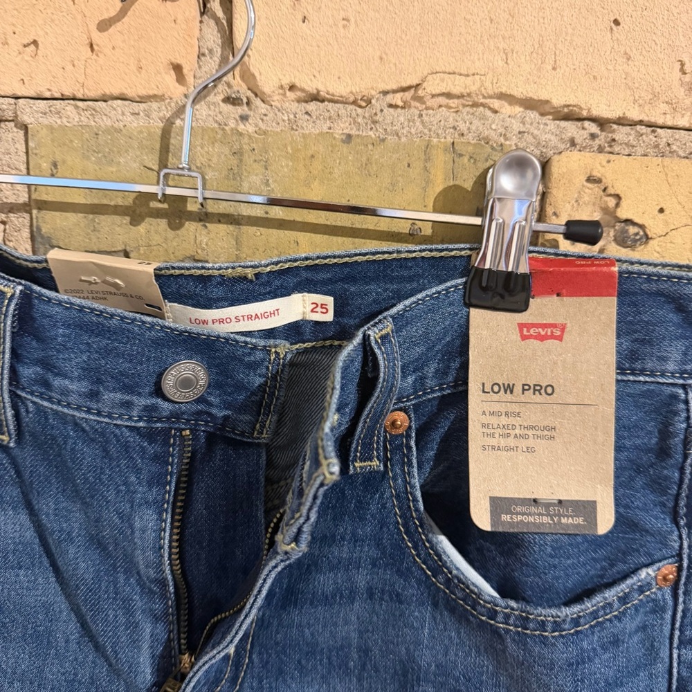 NWT LEVIS LOWPRO STRAIGHT LEG JEAN 25 - Picture 3 of 6